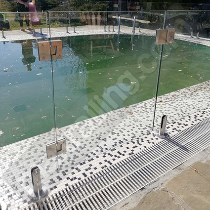 Стъклен парапет за басейн